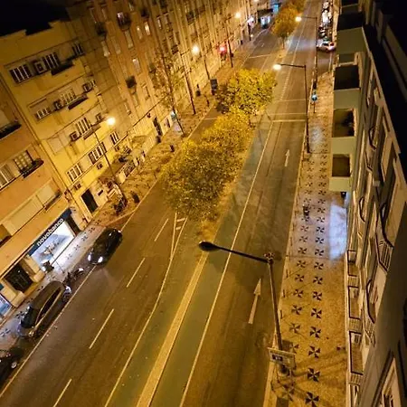 Single Or Double With Balcony Close To Alameda Metro! Homestay